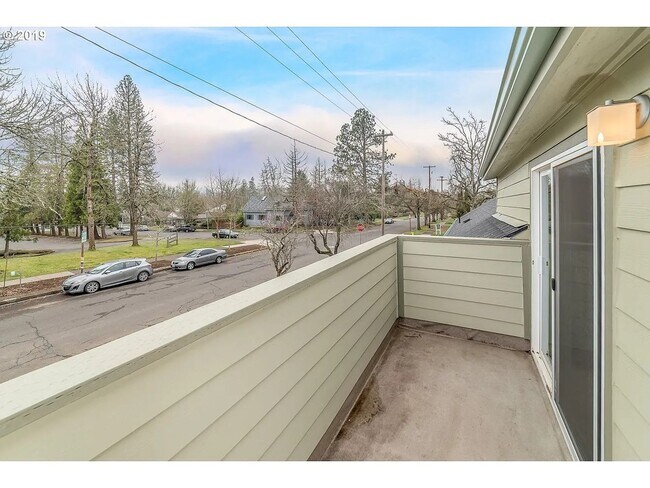 Building Photo - Charming 4-Bedroom Home Near UO Campus – Spacious, & Well-Maintained