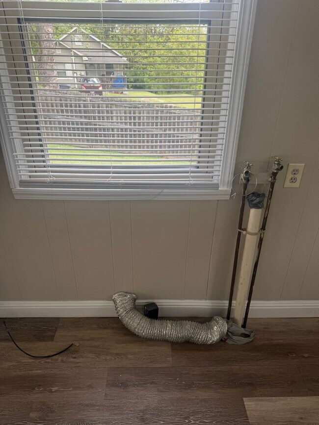 Building Photo - RARE CARSON LANE DUPLEX AVAILABLE