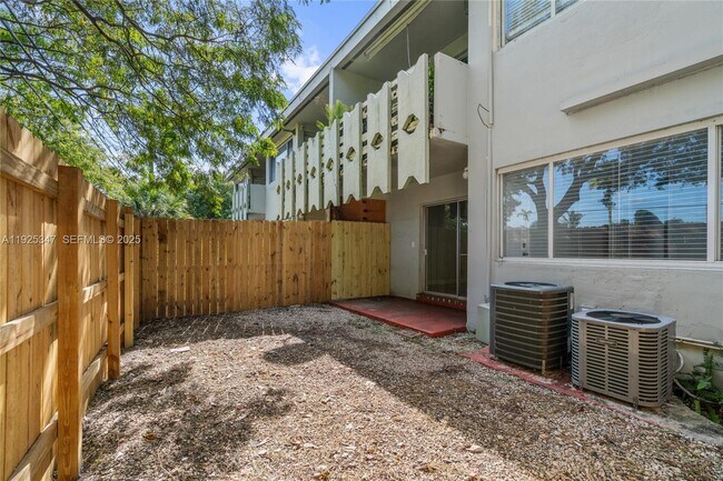 Building Photo - 980 NE 170th St