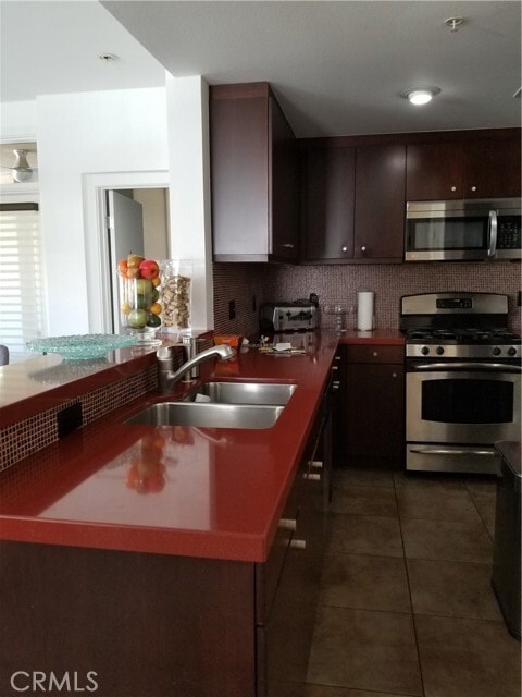 Building Photo - 850 E Palm Canyon Dr