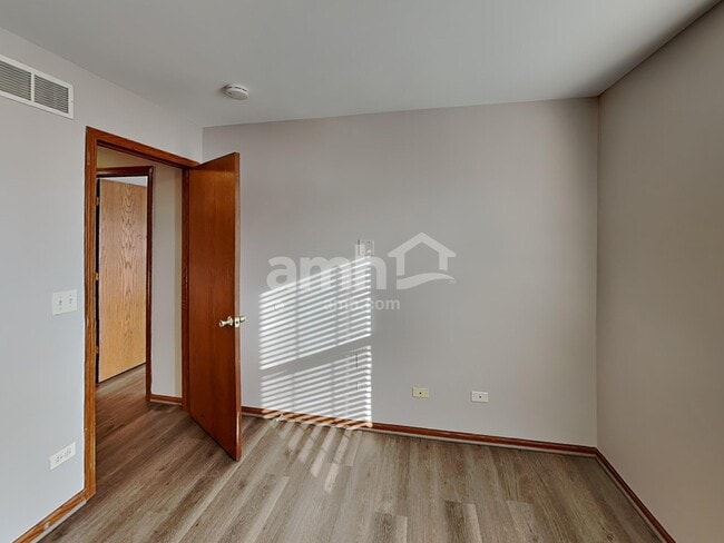 Building Photo - 3803 Saratoga Dr