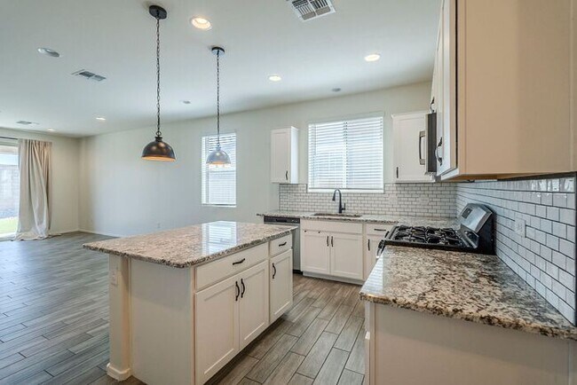 Building Photo - Bright & Stylish 3BR Home in La Estancia |...