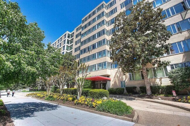 Building Photo - Modern, Light-Filled Junior 1BR in Prime D...