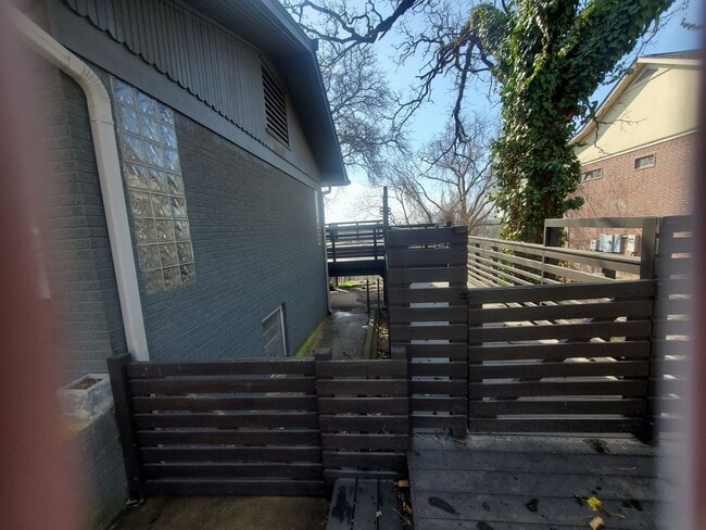 Building Photo - Call Peggy 501 676 1758