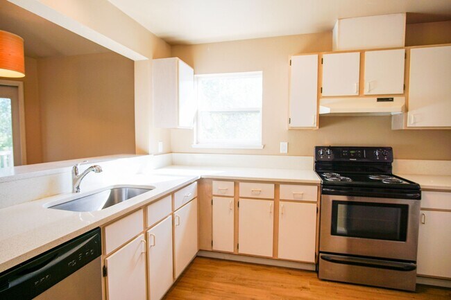 Building Photo - Spacious 2 Bed-2 Bath Flat in SW Portland Ready Mid-April!