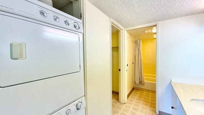 Building Photo - Available NOW - Highly Desired 2 BED 2 BAT...