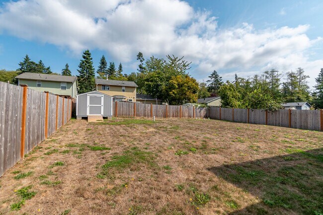 Building Photo - Stylish 3-Bedroom Home with Fenced Yard