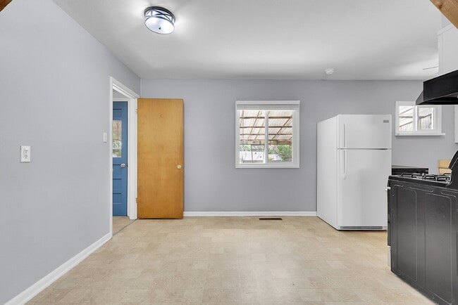 Building Photo - $1,750.00, 3-bed, 2 bath, located in Color...