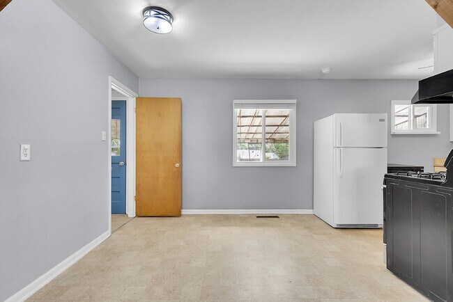 Building Photo - $1,900.00, 3-bed, 2 bath, located in Color...