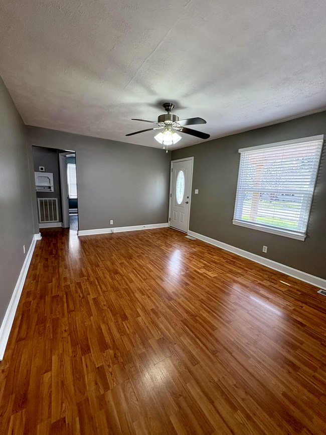 Building Photo - 2 Bedroom Pet Friendly Home For Rent in Hopkinsville!