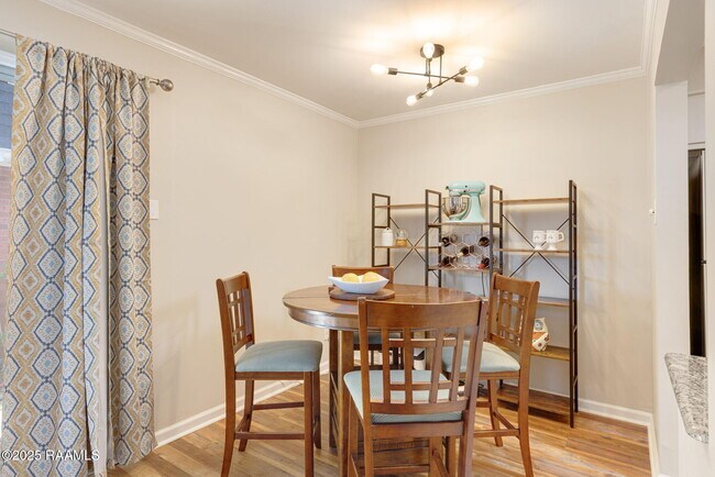 Building Photo - 211 Versailles Blvd