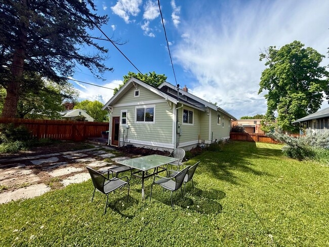Building Photo - Stunning 3 Bed / 2 Bath Home on 10th Street!