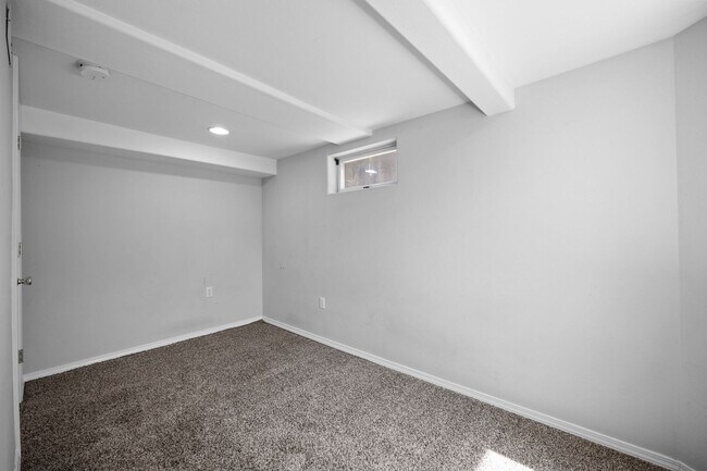 Building Photo - 5 Bedroom Northeast Spokane Home! - Availa...