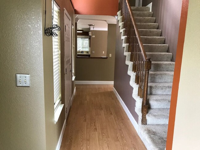 Building Photo - Large 4 bedroom 2.5 bath