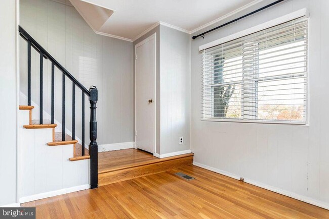 Building Photo - 355 W 12th Ave