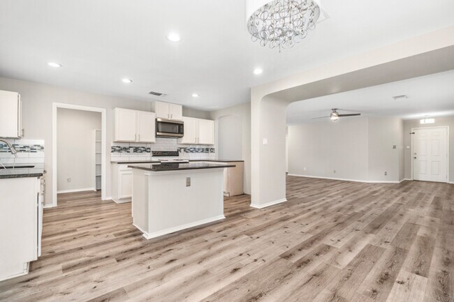 Building Photo - 15906 Colton Well
