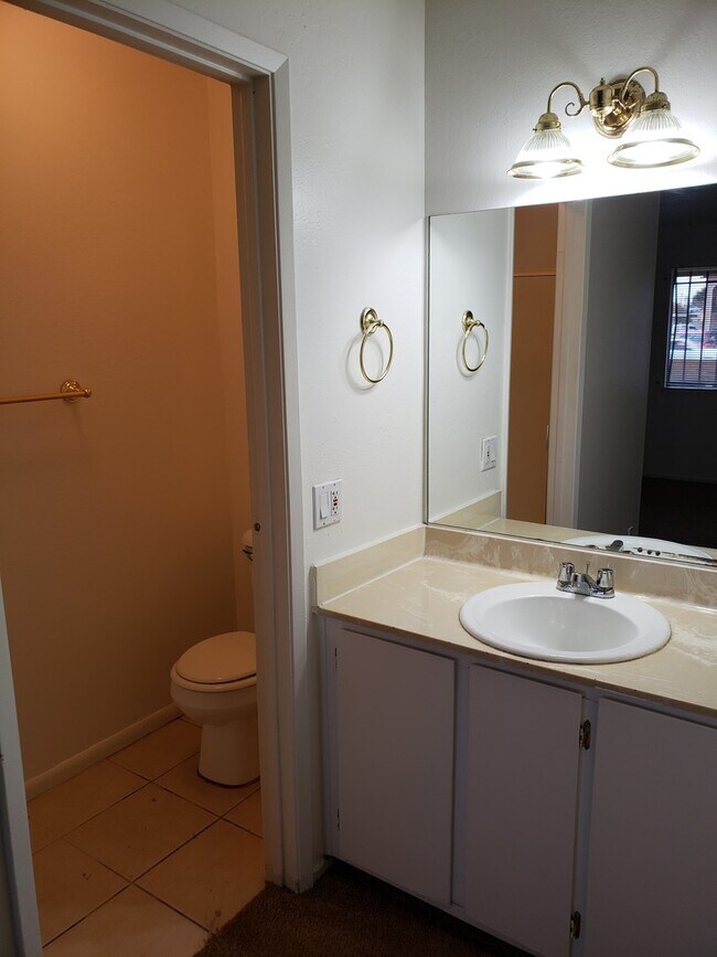 Building Photo - 3 Bed 2 Bath Townhome Close To The Strip!