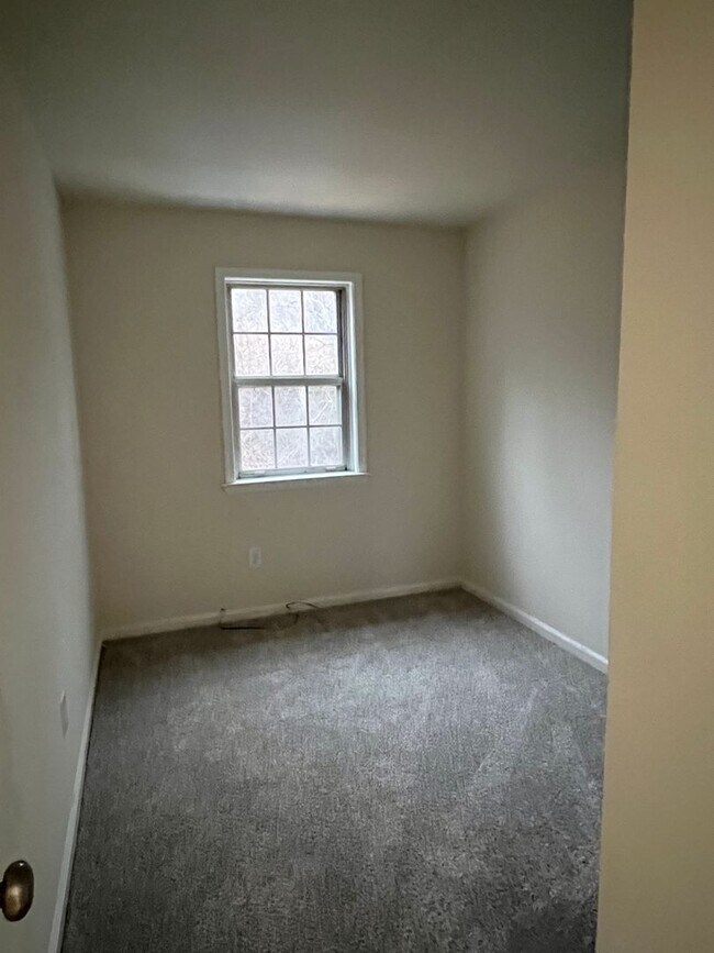 Building Photo - 3 bedroom Townhouse - Northampton School District