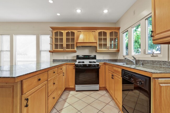 Building Photo - Charming Historic Rose Park Gem