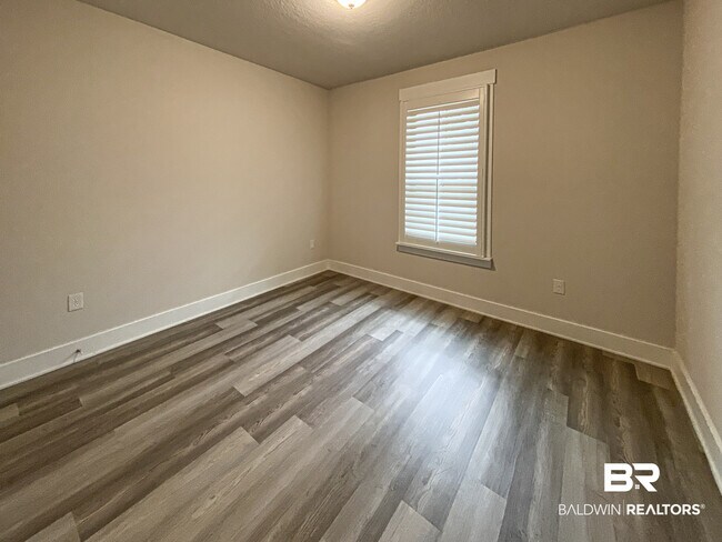 Building Photo - 10078 Lakeview Dr
