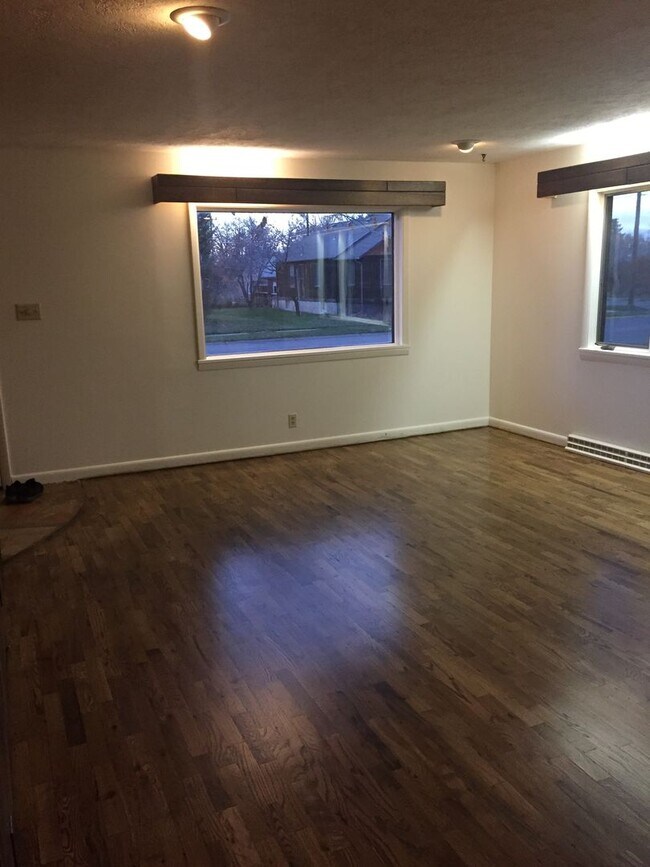 Building Photo - 516 N Willson Ave