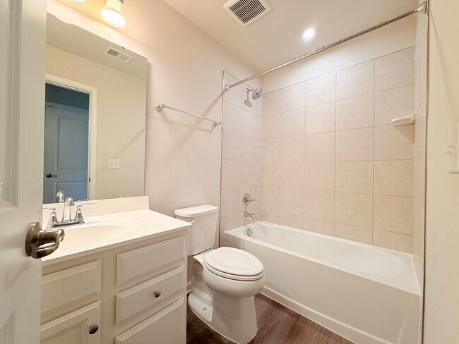Building Photo - Like New Townhome!