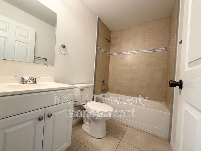 Building Photo - 842 SW 39th Terrace