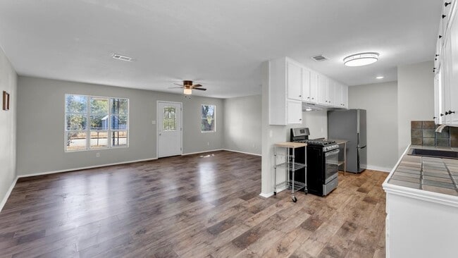 Building Photo - 206 5th St