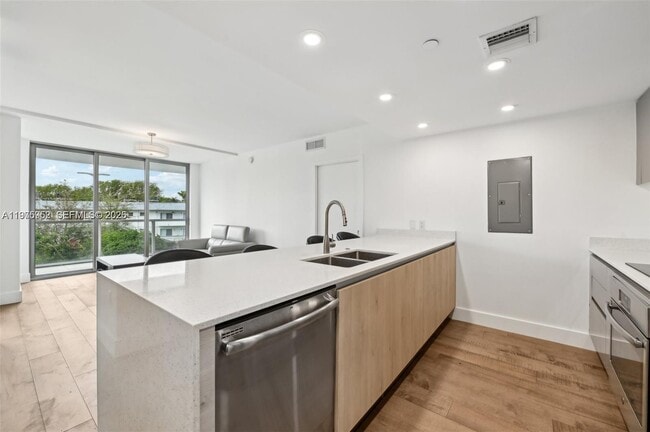 Building Photo - 13800 Highland Dr