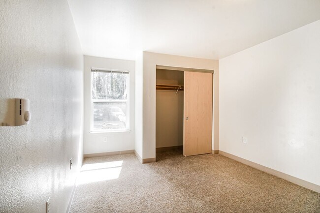 Building Photo - Live by the Lake-- Quiet Corvallis Living - REDUCED RENT!