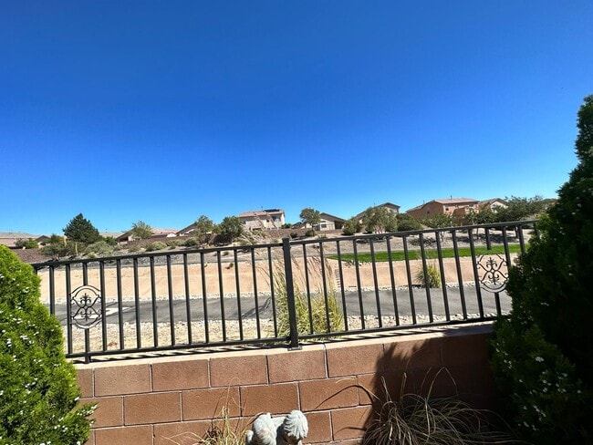 Building Photo - Large 3 bed / 2 Bath | Desirable Cabezon H...
