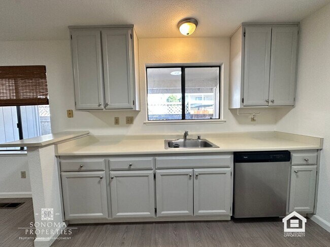 Building Photo - 2BD/2BA Duplex, Close to Downtown Sonoma!