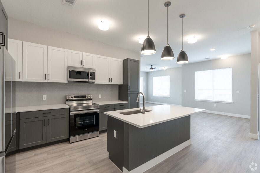 2BR, 2BA - 1,179SF - Kitchen - Skyview at Crawford