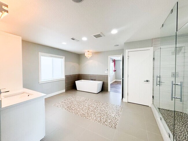 Building Photo - Luxury 5-Bedroom Rental with Pool, Finishe...