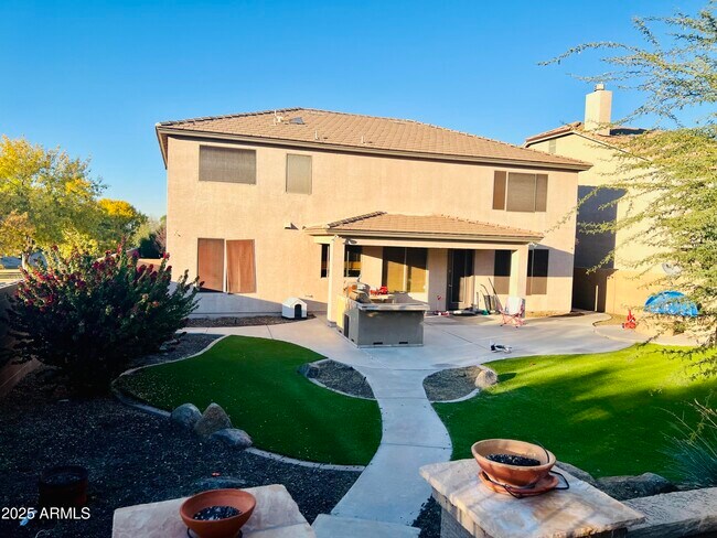 Building Photo - 1807 E Valencia Dr