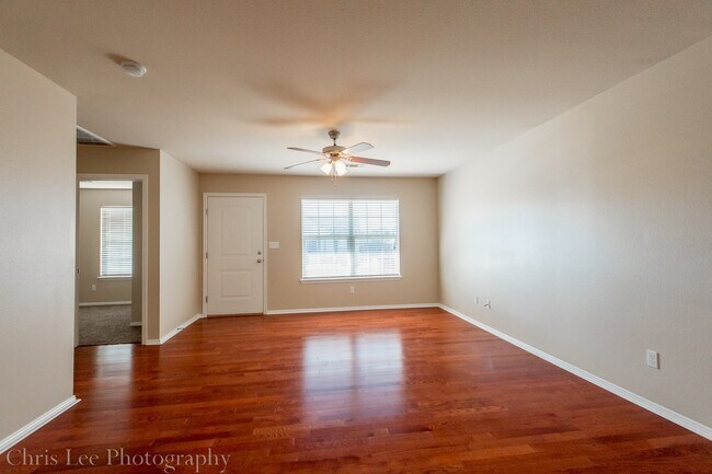 Building Photo - 3 Bedroom 2 Bath Home Minutes From UofA! Fenced yard!