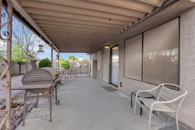 Building Photo - Beautiful 4 bed/ 3 bath POOL Home For Rent