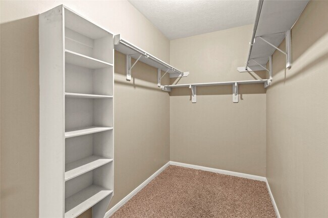Building Photo - 10807 Oak Bayou Ln