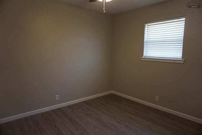 Building Photo - 1112 Lisa Ln