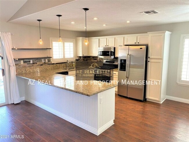 Building Photo - 680 S Pineview Dr