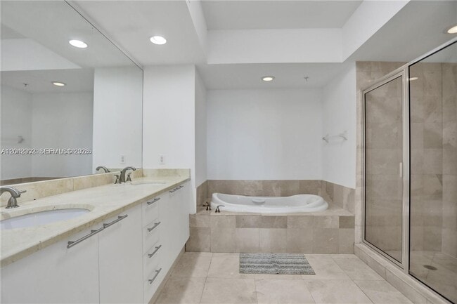 Building Photo - 15051 Royal Oaks Ln
