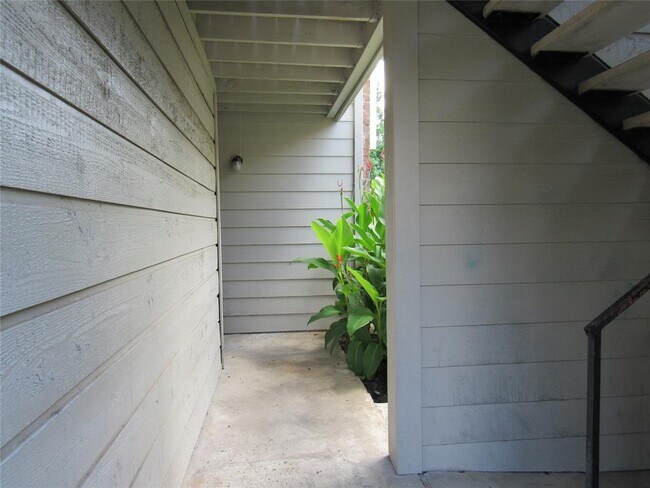 Building Photo - 17331 Red Oak Dr