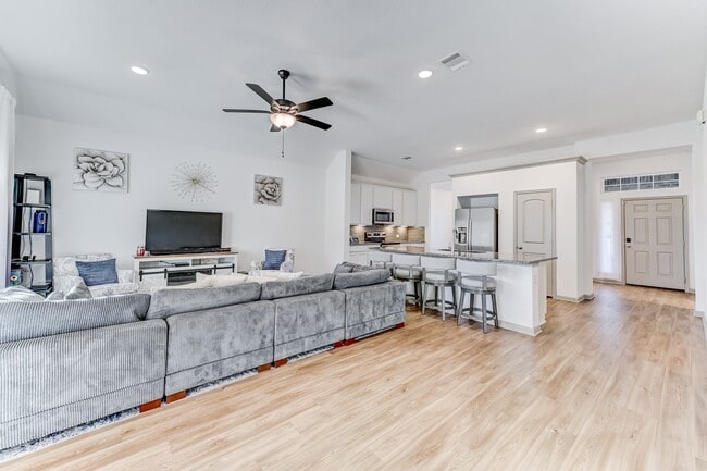 Building Photo - 204 Shoreview Dr