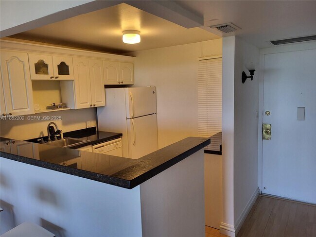 Building Photo - 3475 N Country Club Dr