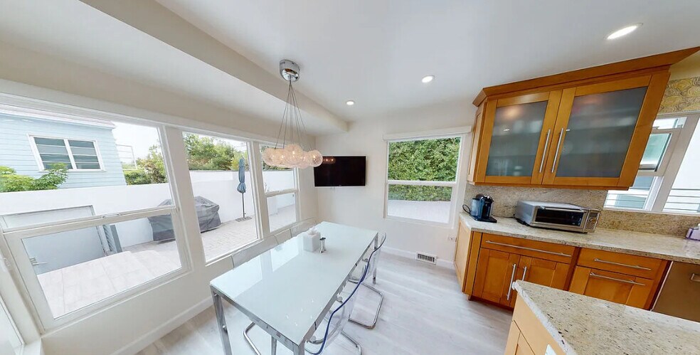 Building Photo - 10331 La Grange Ave