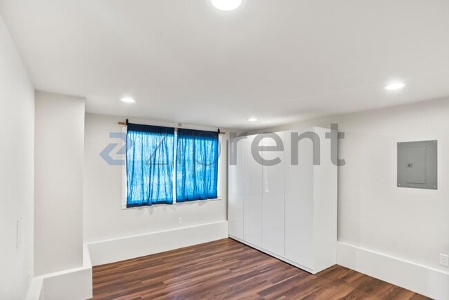 Building Photo - 6000 Bayview Ave