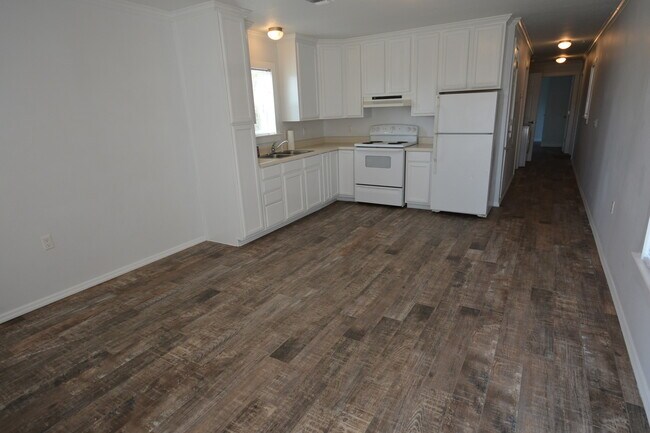 Building Photo - AVAILABLE 6/10/26 Adorable 2 bedroom cottage available long term off 30A! Huge screened in porch ...