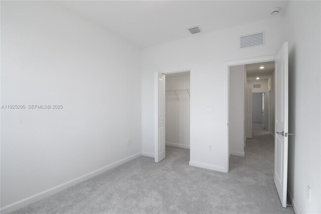 Building Photo - 2747 SE 25th Ave