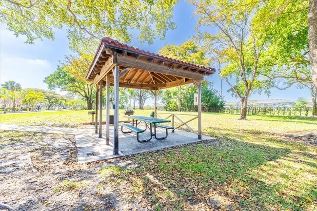 Building Photo - 110 Lake Emerald Dr
