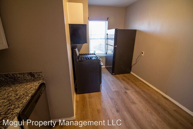 Building Photo - 2 br, 1 bath House - 4058 E Iowa Ave